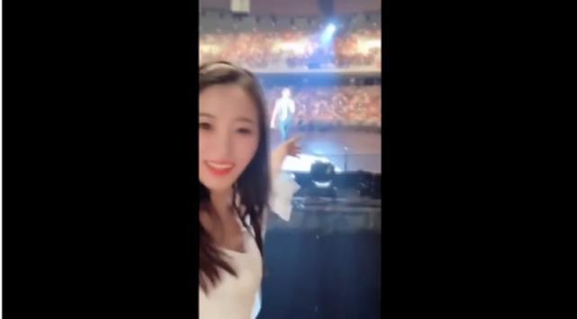 刘德华被求婚?女粉丝着婚纱现身演唱会,华仔这样回答引全场尖叫