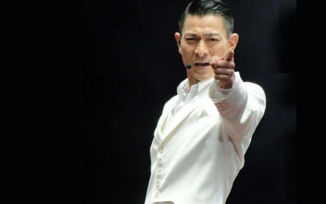 刘德华被求婚?女粉丝着婚纱现身演唱会,华仔这样回答引全场尖叫