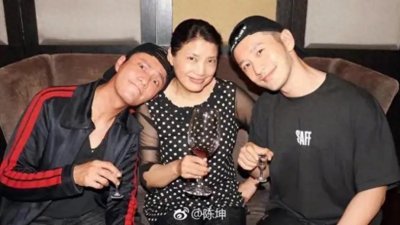 ​崔新琴：点亮星途的“明星教母”与她的璀璨教育传奇