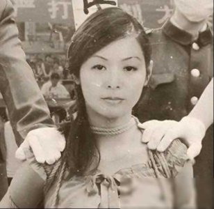 ​1983年，年仅25岁的“女流氓”翟曼霞跪在刑场等待被枪决