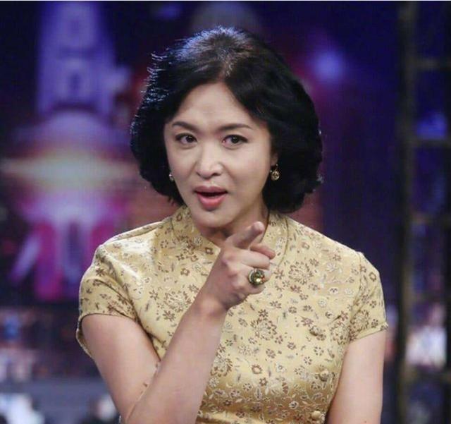 52岁金星回归男人本色？一身男装素颜走街，网友感叹：太潇洒