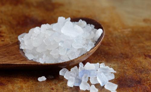 食盐是我们人体所需要的一种物质,但是我们在生活中也要