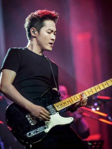 ​摇滚乐灵魂歌手：梁博