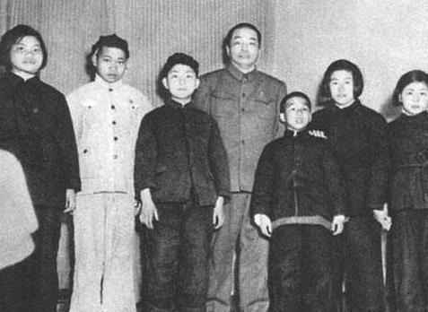 1955年授衔时，彭老总给侄子降了一级，侄子气得找他评理