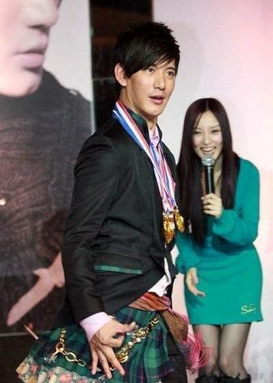 蒲巴甲04年合照（34魅力男人）(3)