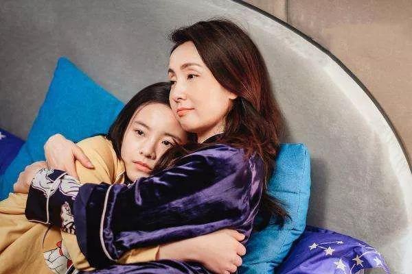 《春光灿烂猪八戒》开播20周年，47岁“小龙女”陶虹依旧恣意优雅。