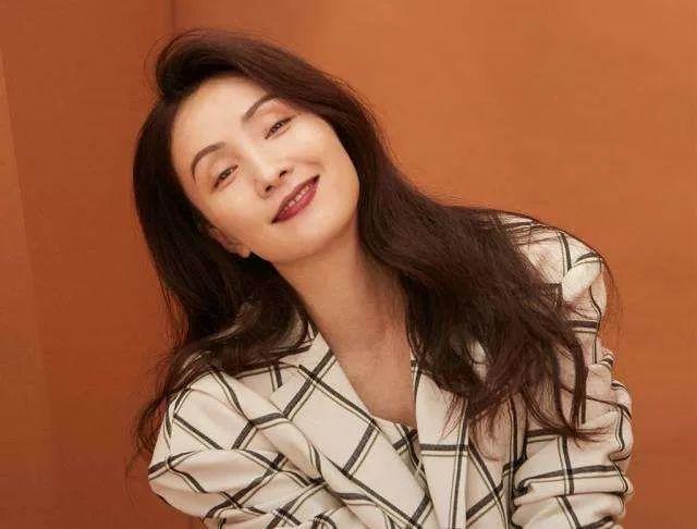 《春光灿烂猪八戒》开播20周年，47岁“小龙女”陶虹依旧恣意优雅。