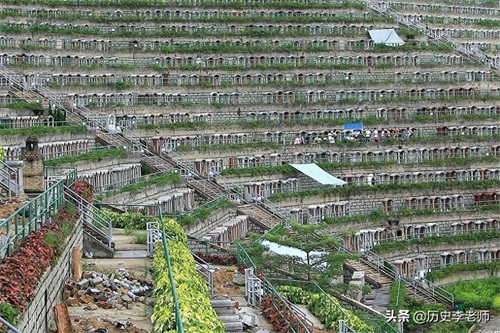 香港黄家驹墓地：葬礼规模空前，八人抬棺扶灵，墓碑形状代表一生