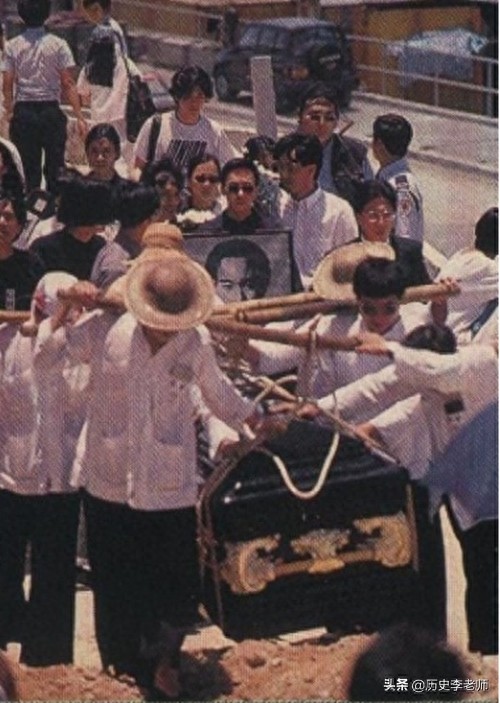 香港黄家驹墓地：葬礼规模空前，八人抬棺扶灵，墓碑形状代表一生
