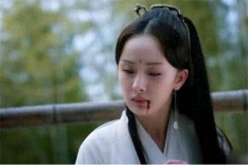 古装剧种女星吐血照，个个都好看，看到baby莫名想笑