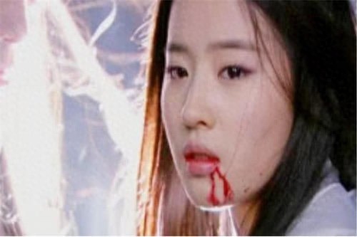 古装剧种女星吐血照，个个都好看，看到baby莫名想笑