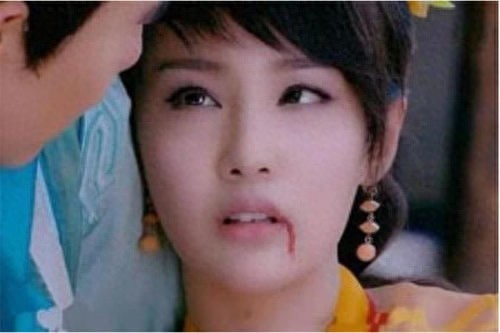 古装剧种女星吐血照，个个都好看，看到baby莫名想笑