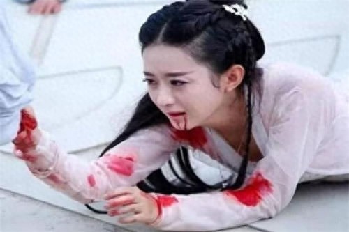 古装剧种女星吐血照，个个都好看，看到baby莫名想笑