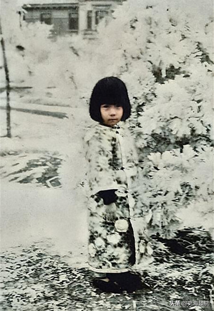 老照片：民国才女张爱玲，才貌双全，图4是张爱玲和她父亲的合影