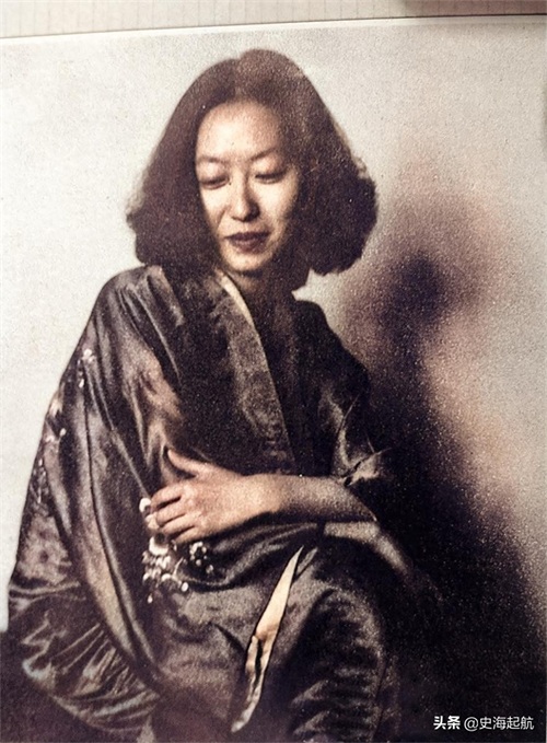 老照片：民国才女张爱玲，才貌双全，图4是张爱玲和她父亲的合影