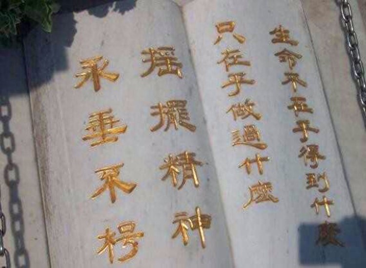 十张照片讲述黄家驹：图九和弟弟家强幼照，图十刘德华参加其葬礼