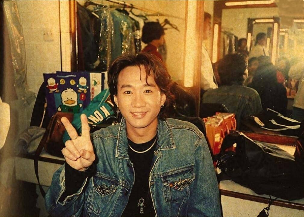 十张照片讲述黄家驹：图九和弟弟家强幼照，图十刘德华参加其葬礼