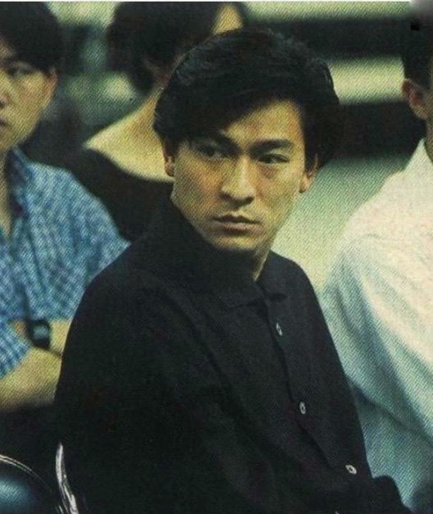 十张照片讲述黄家驹：图九和弟弟家强幼照，图十刘德华参加其葬礼