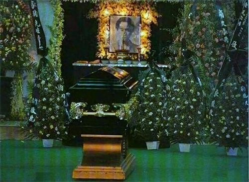 十张照片讲述黄家驹：图九和弟弟家强幼照，图十刘德华参加其葬礼