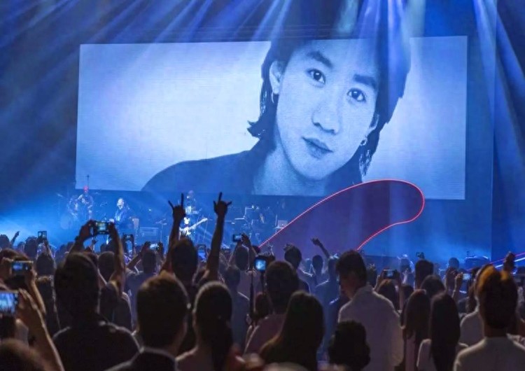 十张照片讲述黄家驹：图九和弟弟家强幼照，图十刘德华参加其葬礼