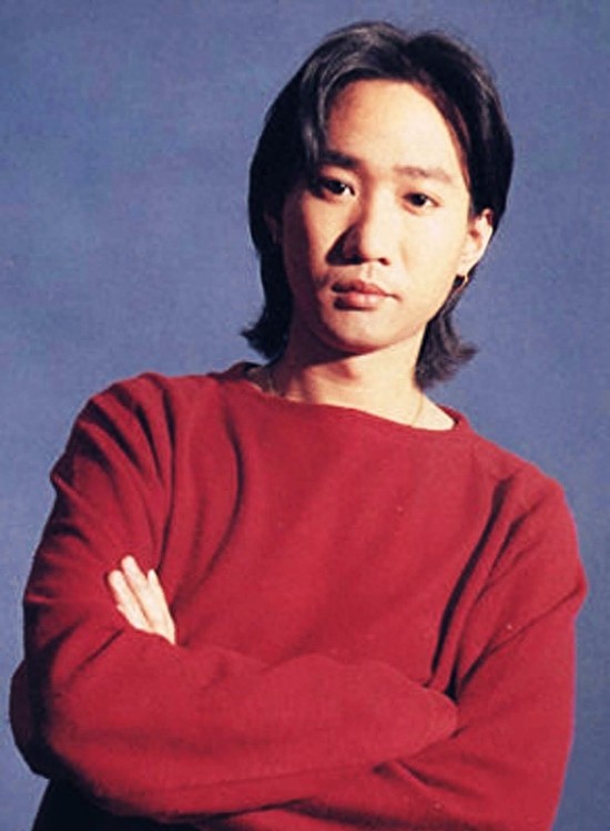 十张照片讲述黄家驹：图九和弟弟家强幼照，图十刘德华参加其葬礼