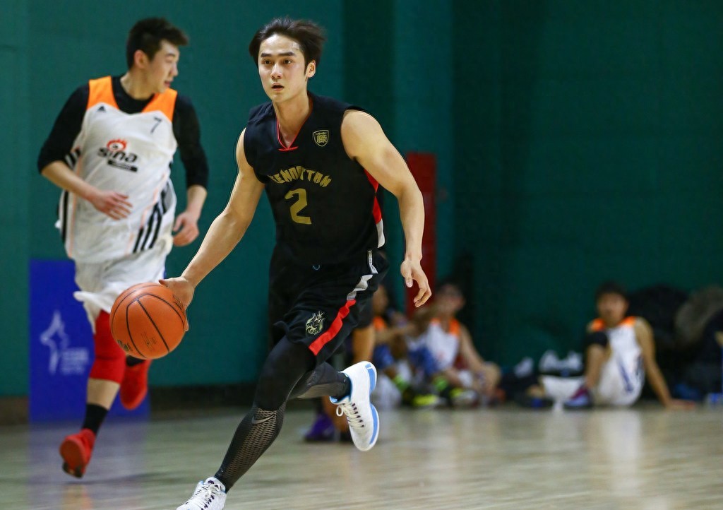 蒋劲夫打球解压，原来肌肉线条这么美，真人不露相