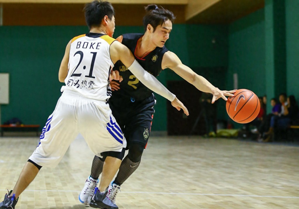 蒋劲夫打球解压，原来肌肉线条这么美，真人不露相