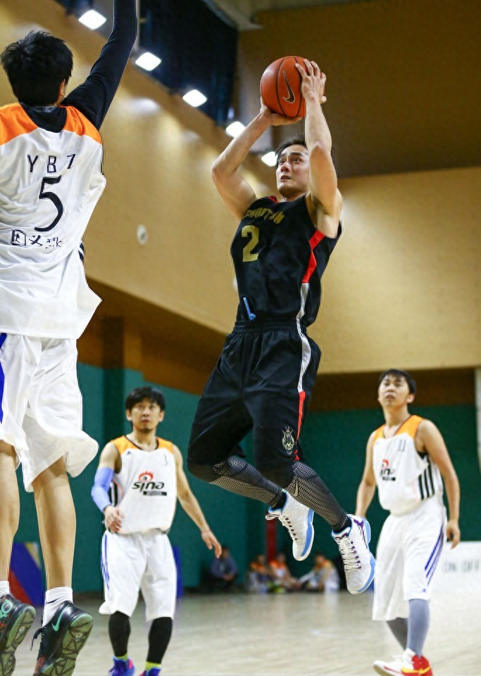 蒋劲夫打球解压，原来肌肉线条这么美，真人不露相