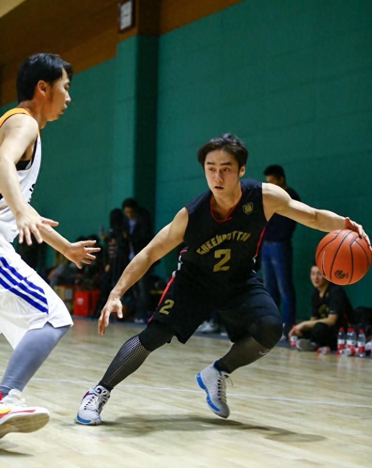 蒋劲夫打球解压，原来肌肉线条这么美，真人不露相