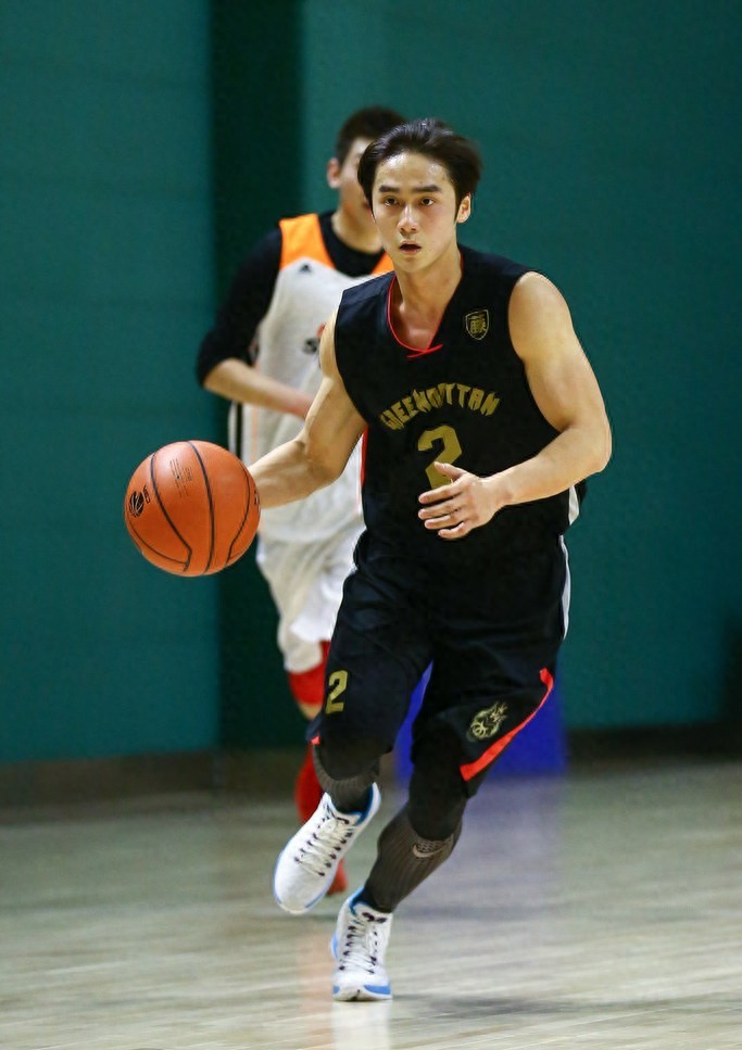 蒋劲夫打球解压，原来肌肉线条这么美，真人不露相