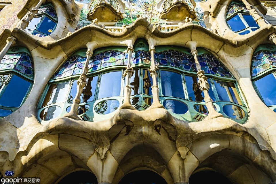 建筑欣赏｜高迪建筑，巴塞罗那建筑史上最前卫、最疯狂的建筑艺术