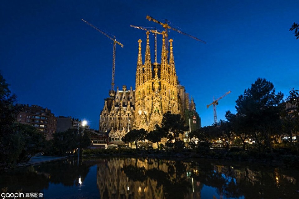 建筑欣赏｜高迪建筑，巴塞罗那建筑史上最前卫、最疯狂的建筑艺术