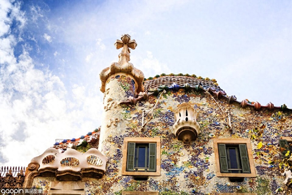 建筑欣赏｜高迪建筑，巴塞罗那建筑史上最前卫、最疯狂的建筑艺术