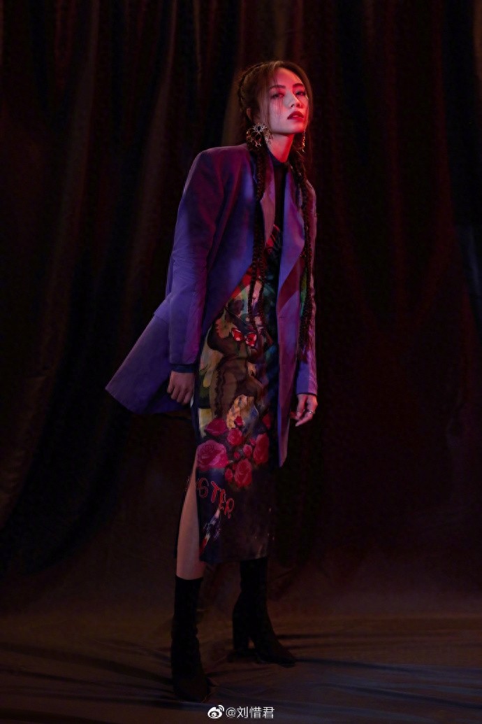 快女歌手刘惜君性感狂野的大美形象