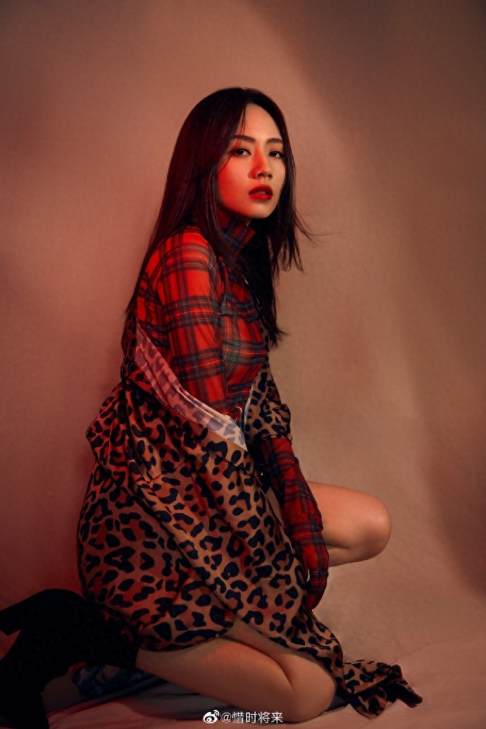 快女歌手刘惜君性感狂野的大美形象