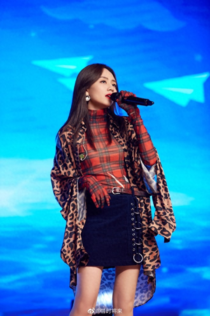 快女歌手刘惜君性感狂野的大美形象