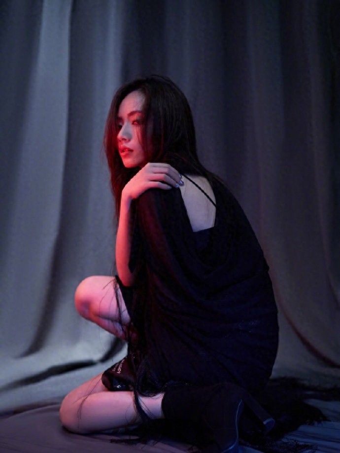 快女歌手刘惜君性感狂野的大美形象