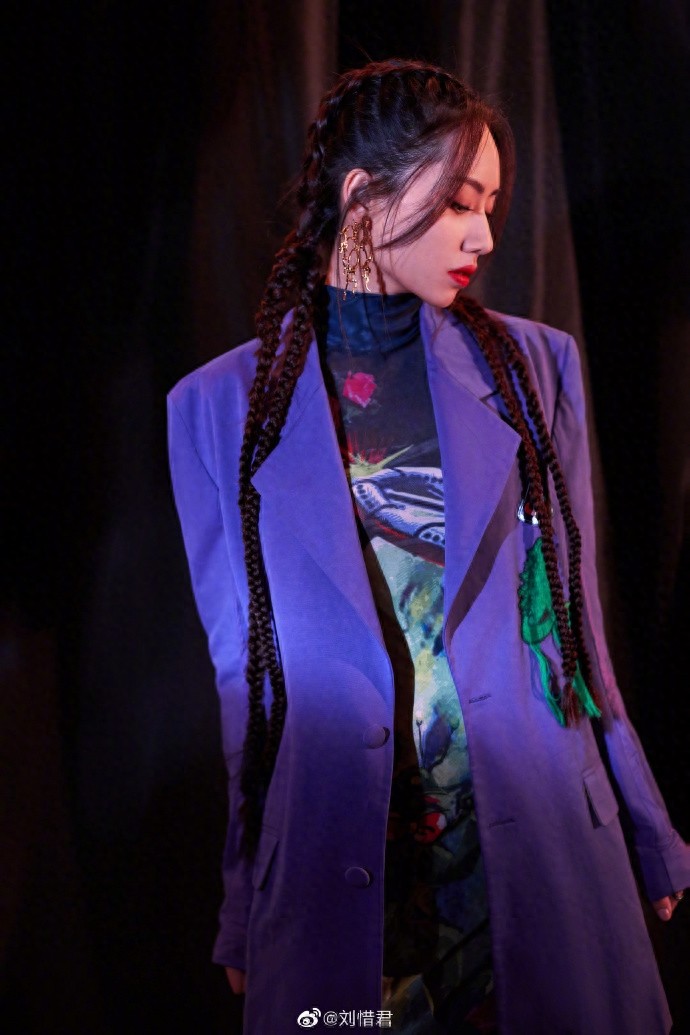 快女歌手刘惜君性感狂野的大美形象