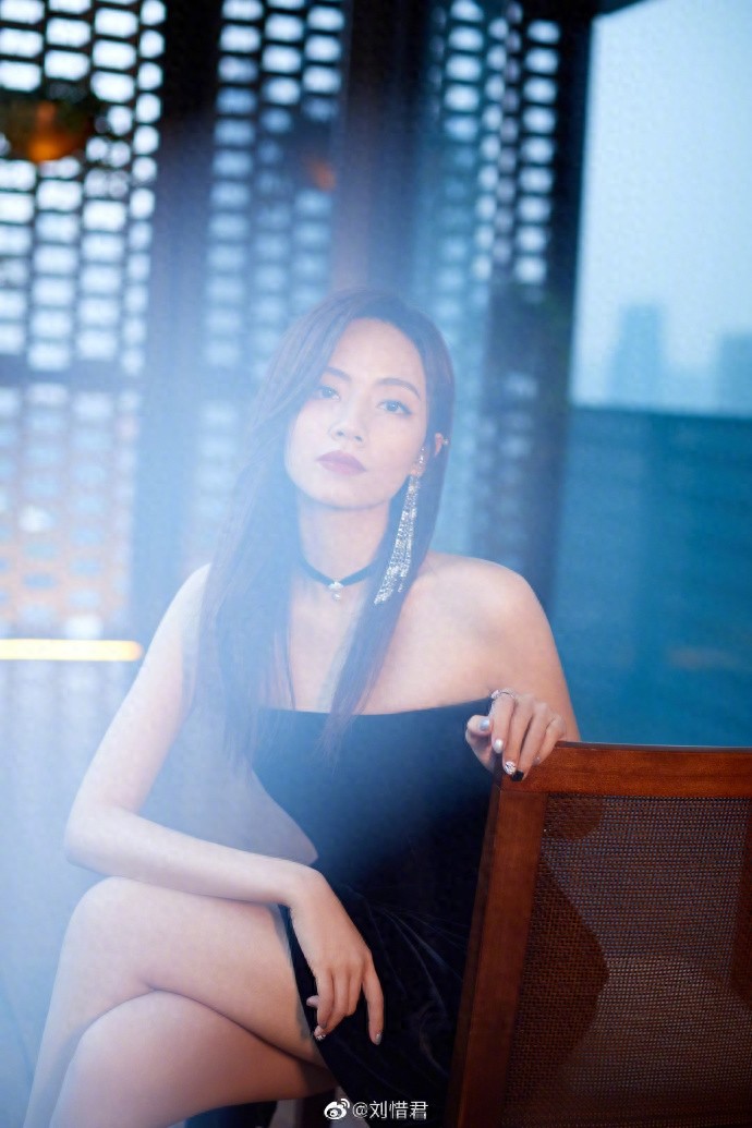 快女歌手刘惜君性感狂野的大美形象