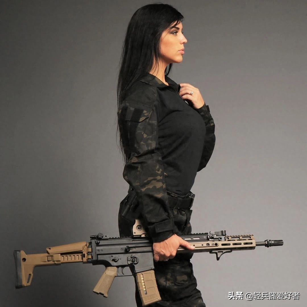 火辣的“玛拉”原型！武器美女，现实比《使命召唤》身材更火辣