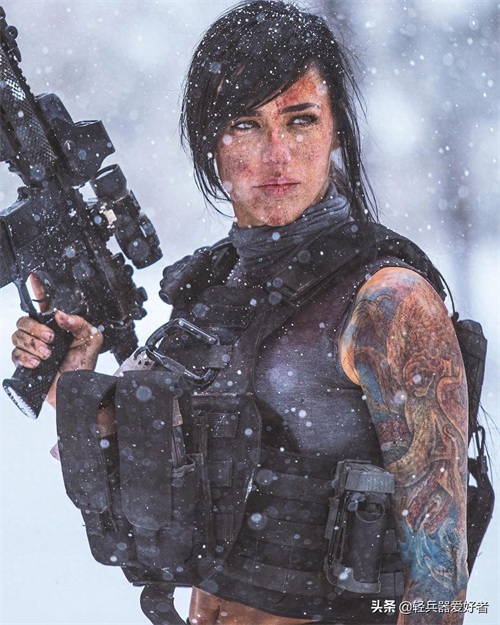 火辣的“玛拉”原型！武器美女，现实比《使命召唤》身材更火辣