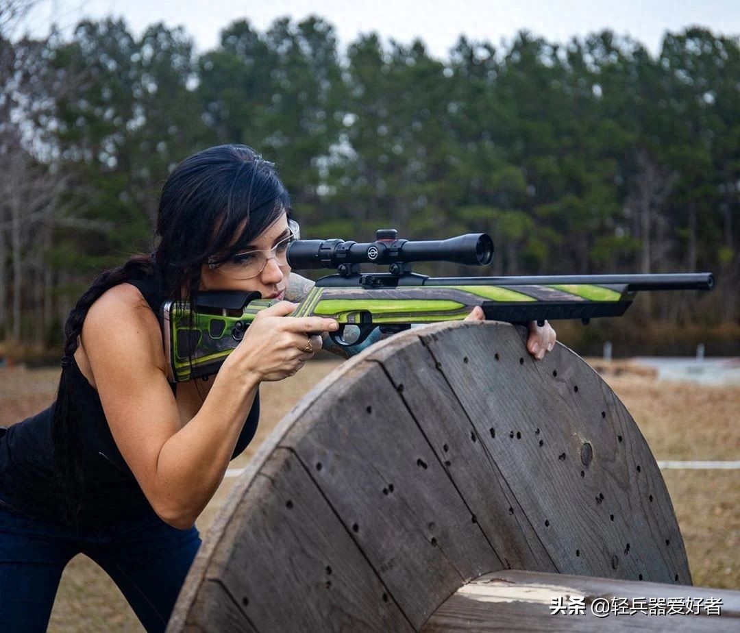火辣的“玛拉”原型！武器美女，现实比《使命召唤》身材更火辣