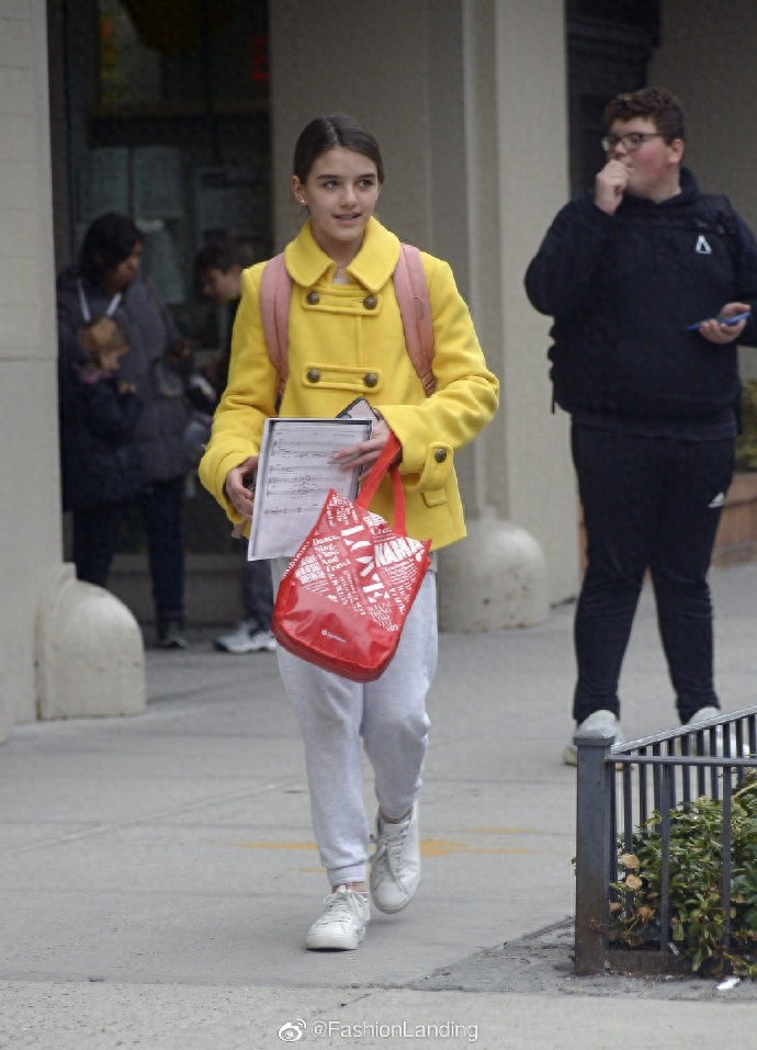 苏瑞·克鲁斯和妈妈出街了，依旧乖乖女穿衣风格，精致的五官爱了