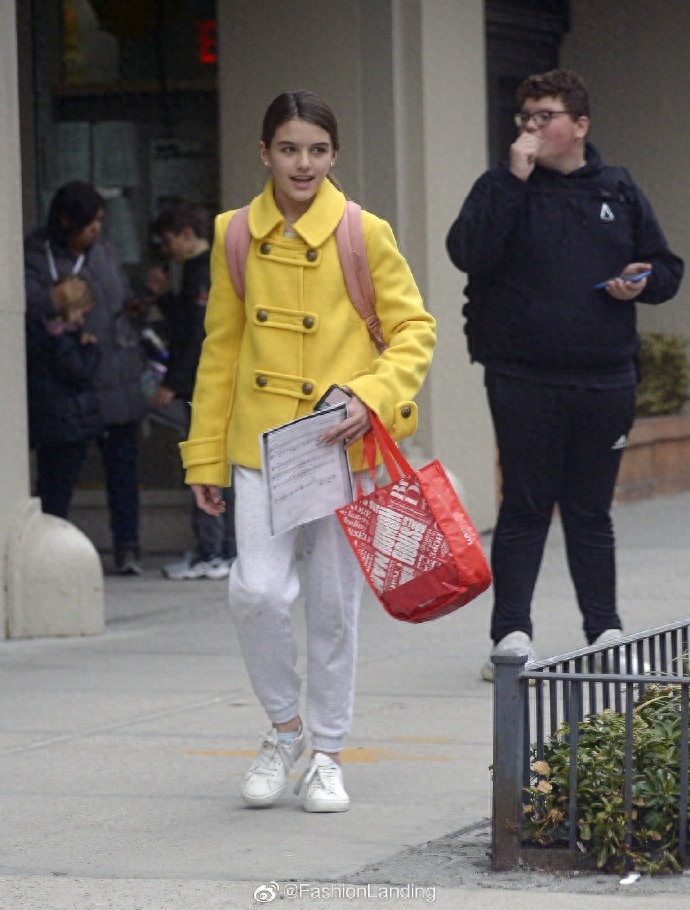 苏瑞·克鲁斯和妈妈出街了，依旧乖乖女穿衣风格，精致的五官爱了