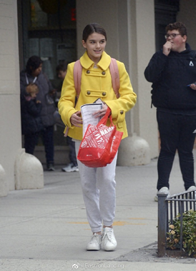 苏瑞·克鲁斯和妈妈出街了，依旧乖乖女穿衣风格，精致的五官爱了