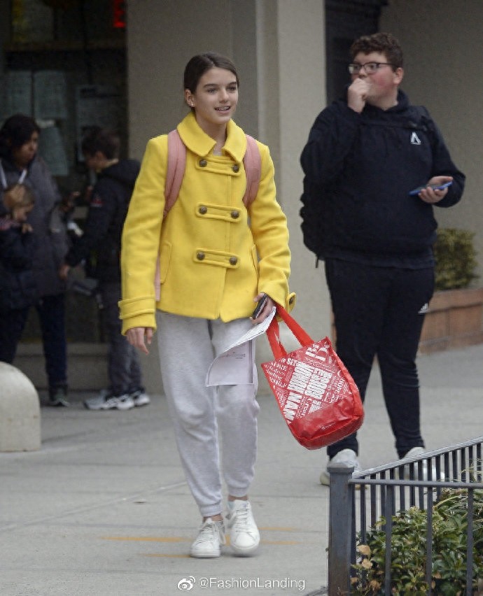 苏瑞·克鲁斯和妈妈出街了，依旧乖乖女穿衣风格，精致的五官爱了