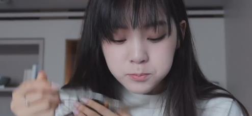 欧阳娜娜底妆有多白？当她把手放在脸旁边时，网友直呼不敢相信！