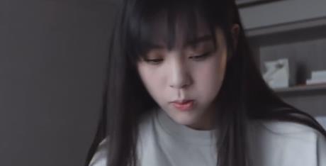 欧阳娜娜底妆有多白？当她把手放在脸旁边时，网友直呼不敢相信！