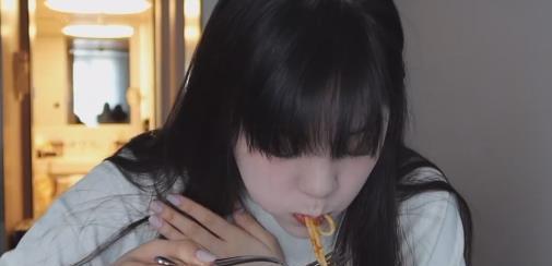 欧阳娜娜底妆有多白？当她把手放在脸旁边时，网友直呼不敢相信！