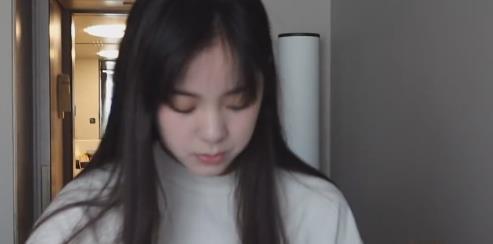 欧阳娜娜底妆有多白？当她把手放在脸旁边时，网友直呼不敢相信！